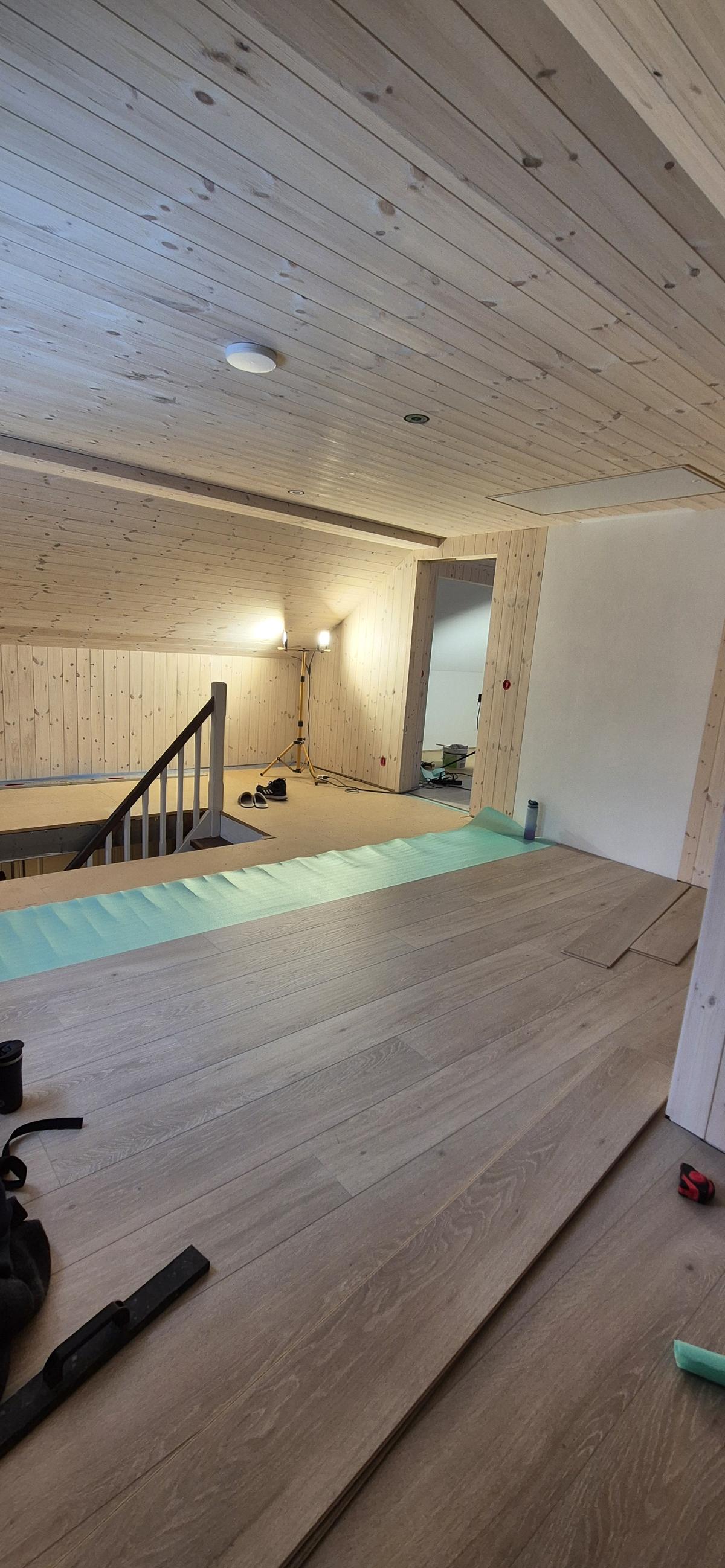 Oppussing av loft – I arbeid – gulvlegging